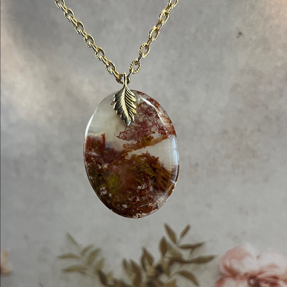 Agate Pendant with gold-toned Leaf Setting and 23" vintage chain Necklace.